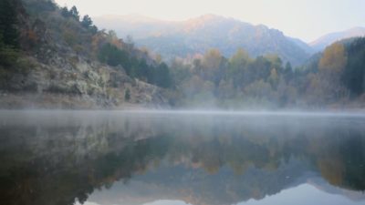 Afyonkarahisar’da sabahın erken saatlerinde etkili olan sis, Karahisar Kalesi başta
