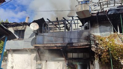 Afyonkarahisar'ın Sandıklı ilçesine bağlı Çambeyli köyünde iki katlı ahşap evde