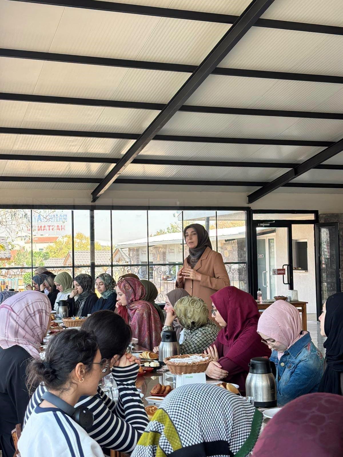 Anatoprak üniversite öğrencileriyle bir araya geldi 1 Anatoprak üniversite öğrencileriyle bir araya geldi