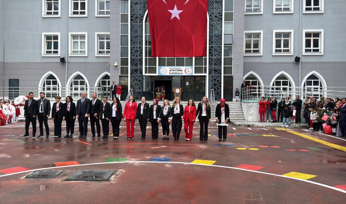 Afyonkarahisar Atatürk İlkokulu öğretmenleri, Cumhuriyet’in 103. yılı kutlamalarında öğrencilerine ve
