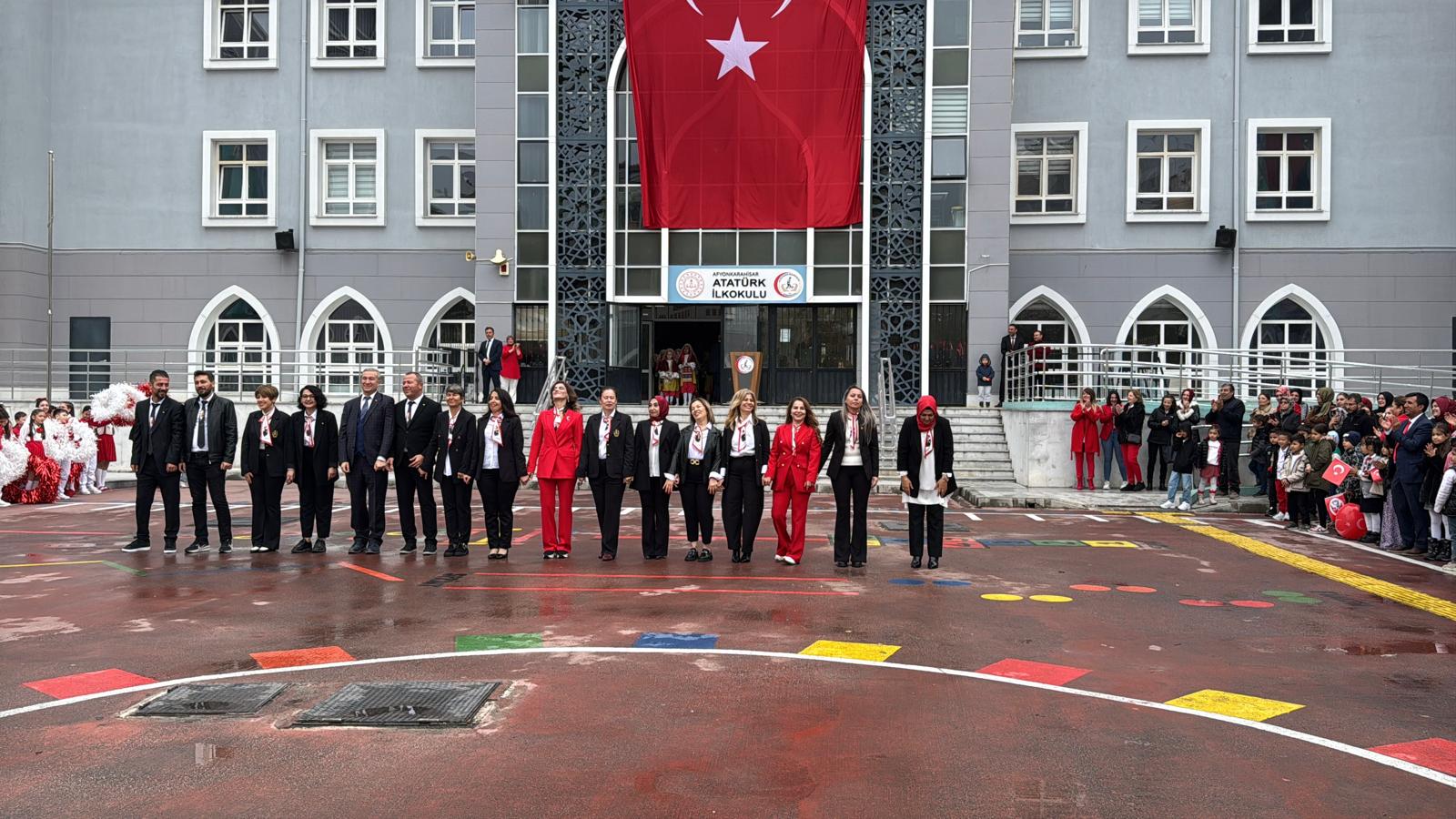 Afyonkarahisar Atatürk İlkokulu öğretmenleri, Cumhuriyet’in 103. yılı kutlamalarında öğrencilerine ve