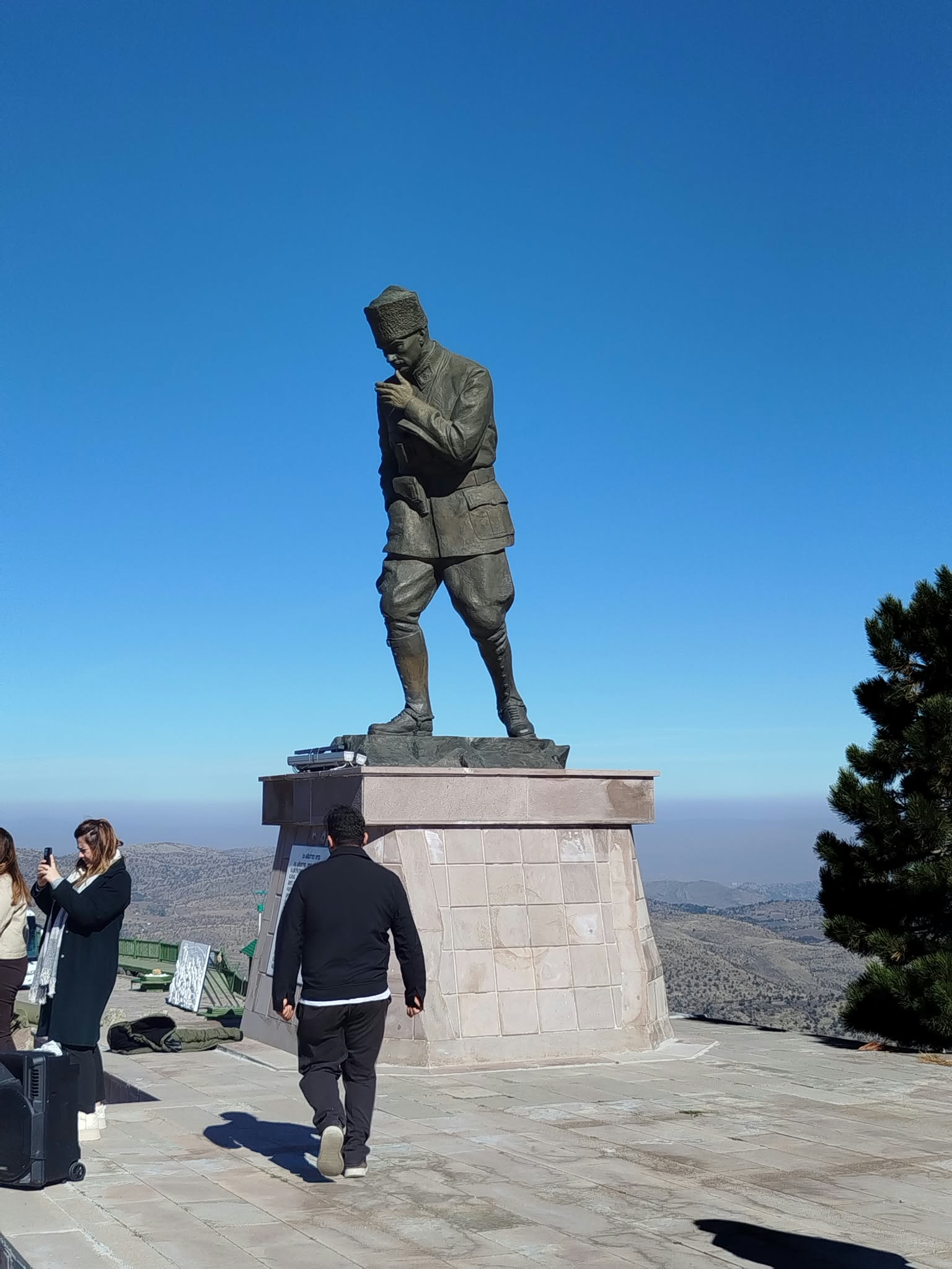 Atatürk'ün izinde Kocatepe'ye çıktılar 1 Atatürk'ün izinde Kocatepe'ye çıktılar