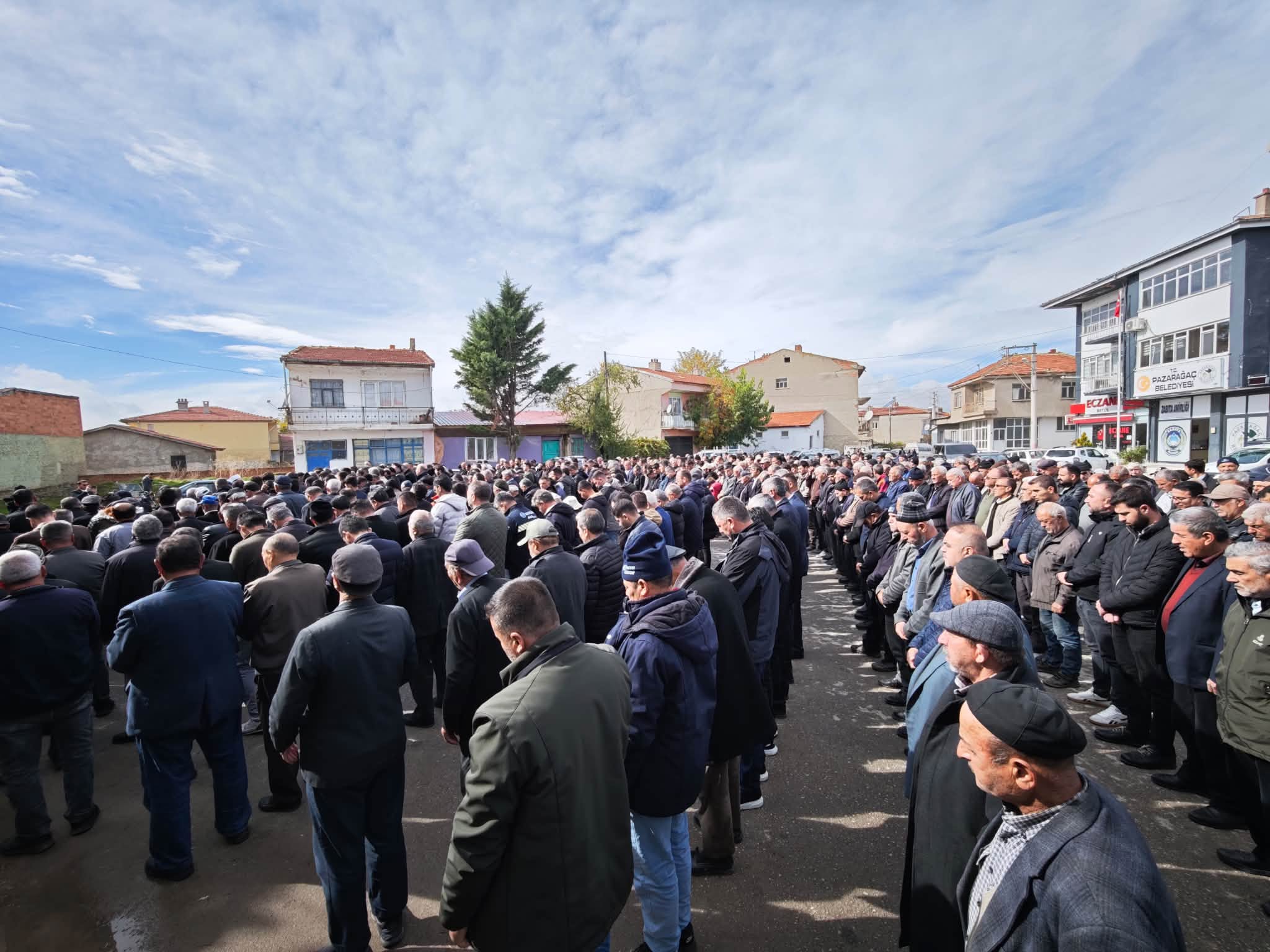 Başkan Kara’nın annesi son yolcuğuna uğurlandı 2 Başkan Kara’nın annesi son yolcuğuna uğurlandı