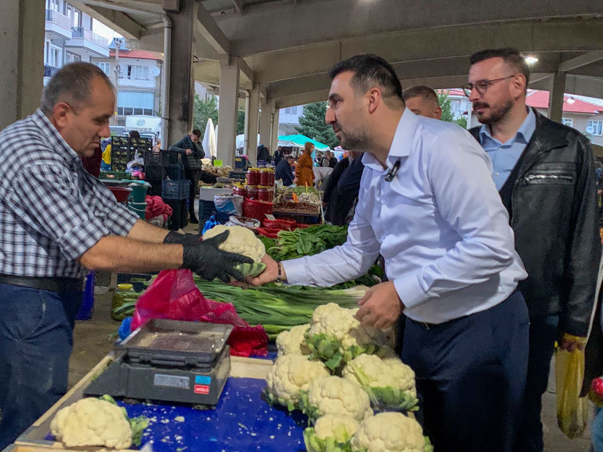 Başkan Kavak, Ataköy Semt Pazarı’nda 10 Başkan Kavak, Ataköy Semt Pazarı’nda