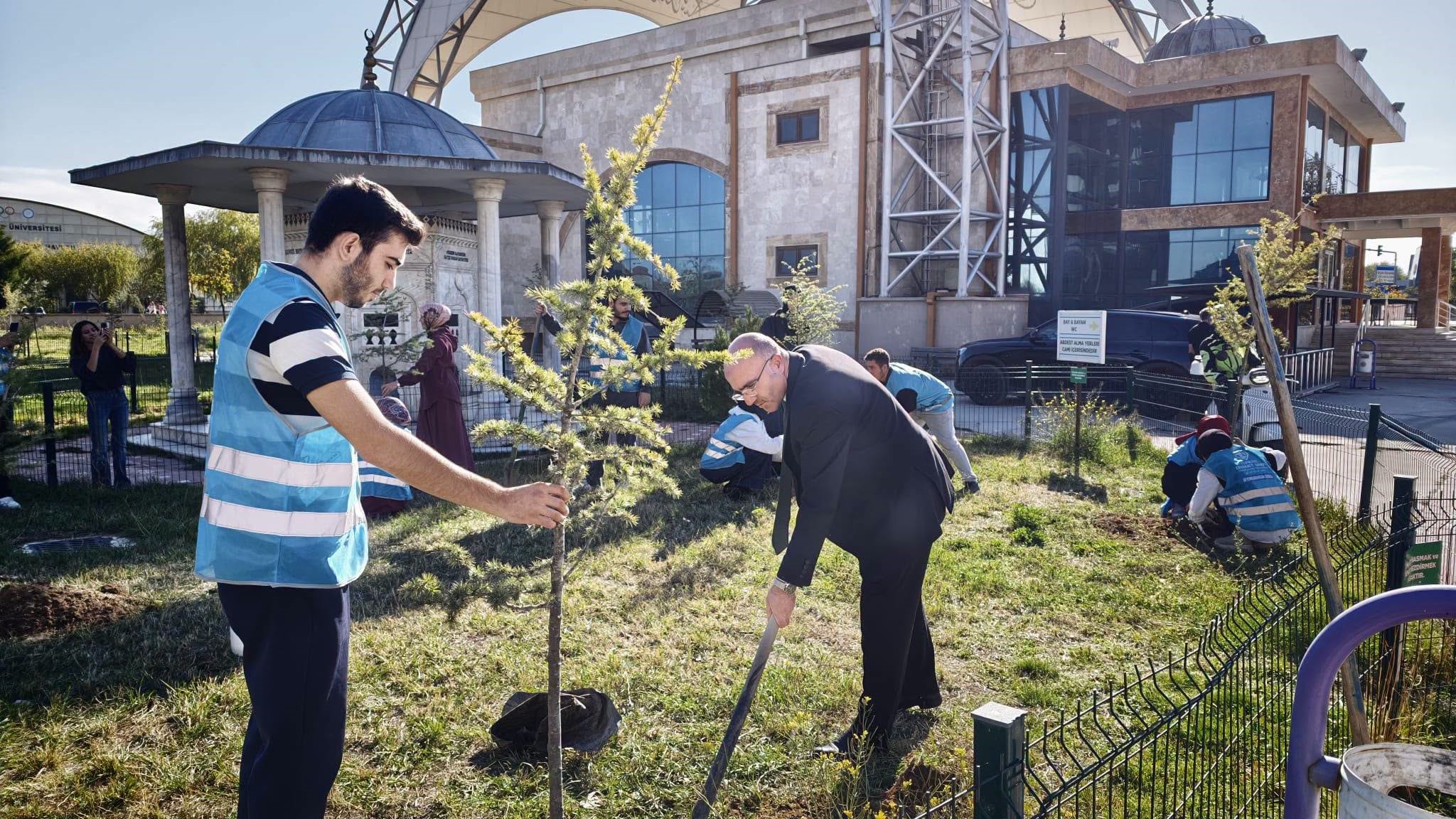 Afyonkarahisar’da Diyanet Gençlik Merkezi tarafından belediye iş birliğiyle "Bir Fidan