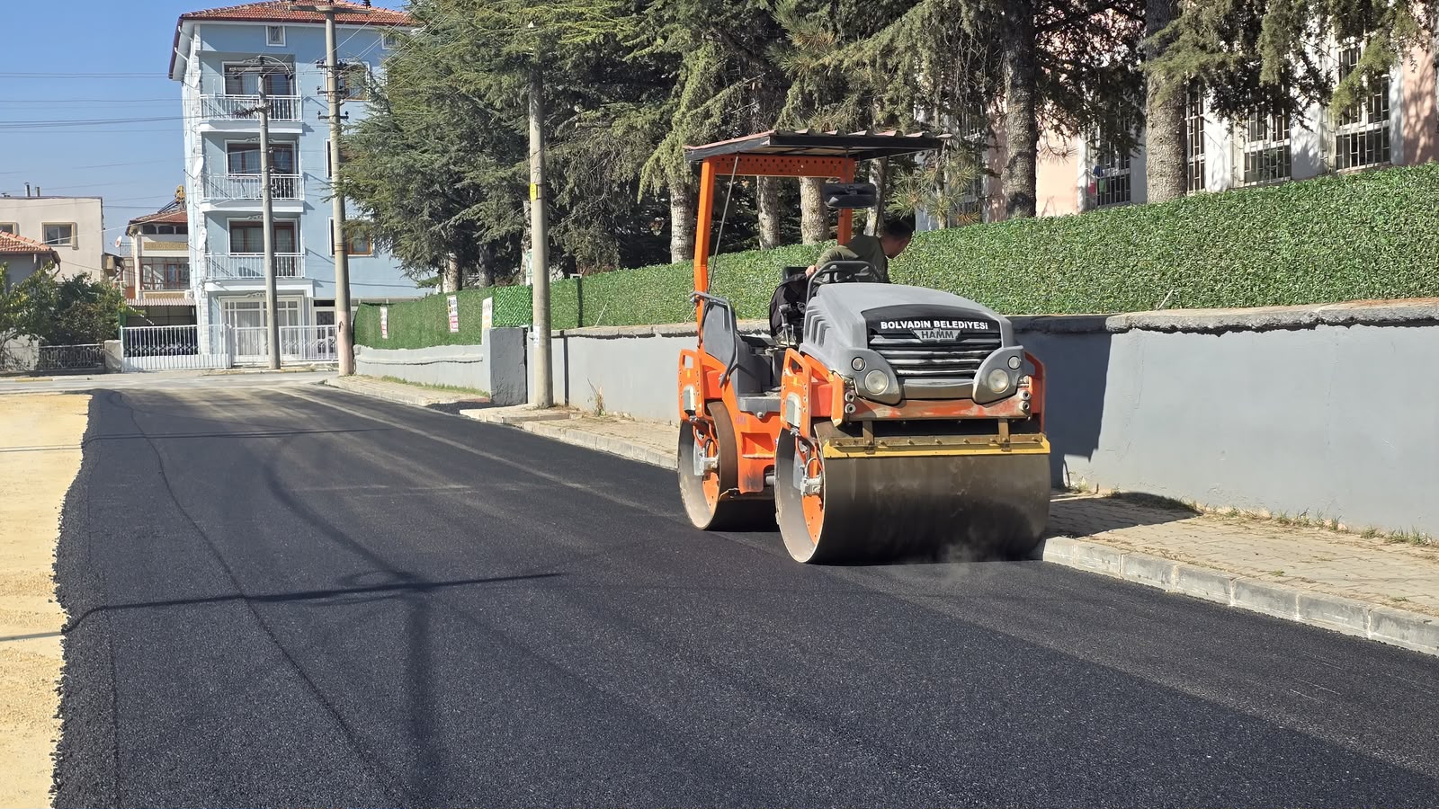 Bolvadin’de 2,5 milyon TL’lik asfalt yatırımı 9 Bolvadin’de 2,5 milyon TL’lik asfalt yatırımı