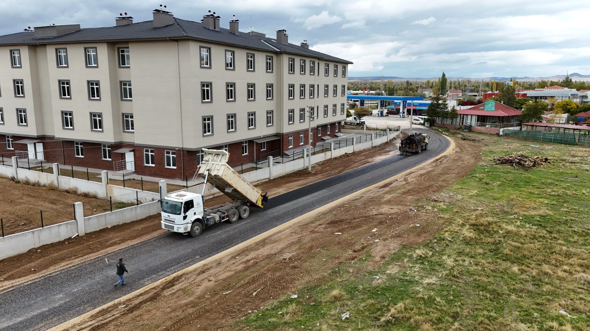 Bolvadin’de Huzurevi yolu sıcak asfalta kavuştu