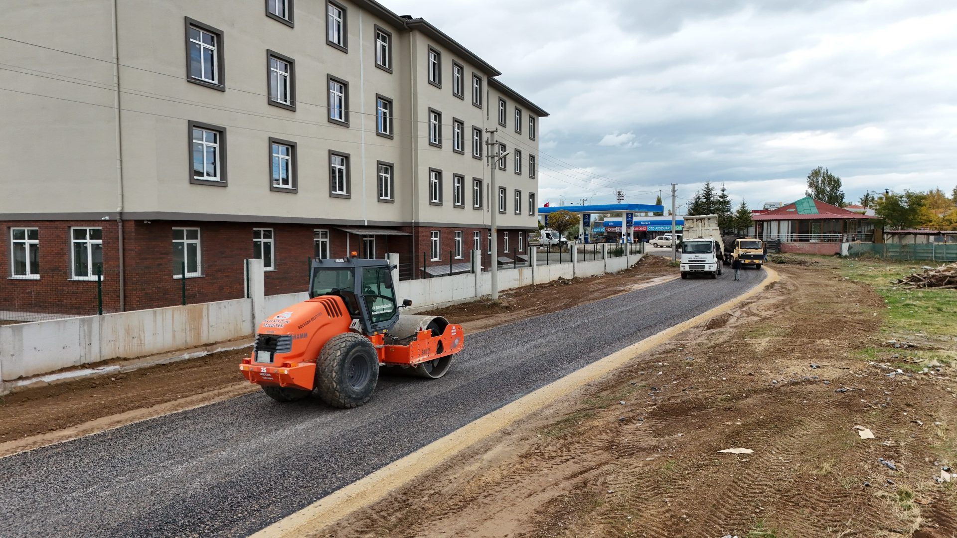 Bolvadin’de Huzurevi yolu sıcak asfalta kavuştu 2 Bolvadin’de Huzurevi yolu sıcak asfalta kavuştu