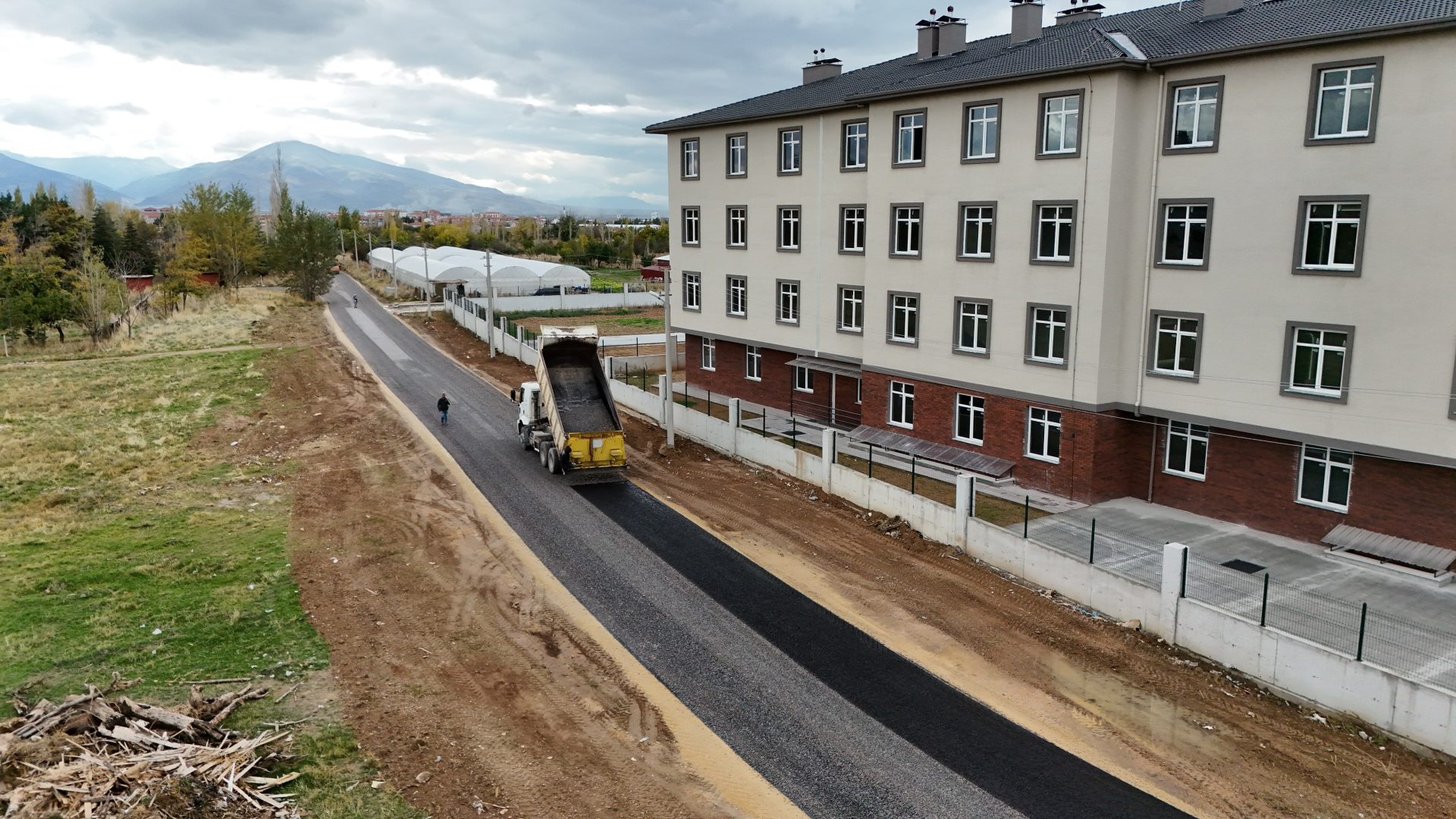 Afyonkarahisar Bolvadin Belediyesi Fen İşleri Müdürlüğü ekipleri tarafından yeni huzurevine
