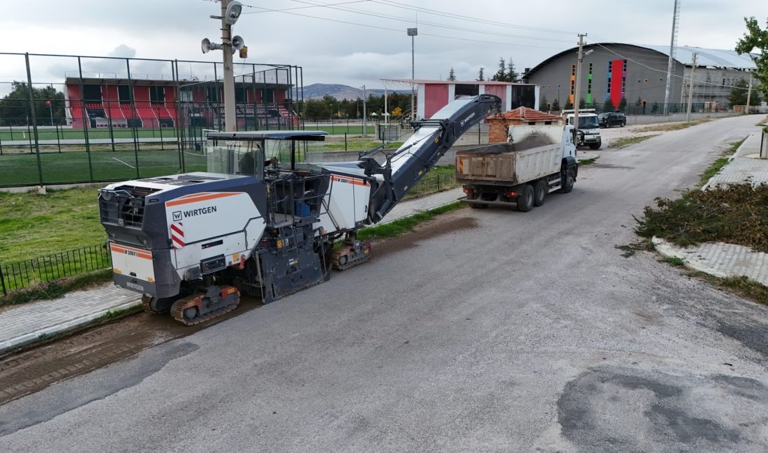 Afyonkarahisar’ın Bolvadin ilçesinde belediye ekipleri, kentin dört bir yanında başlattığı