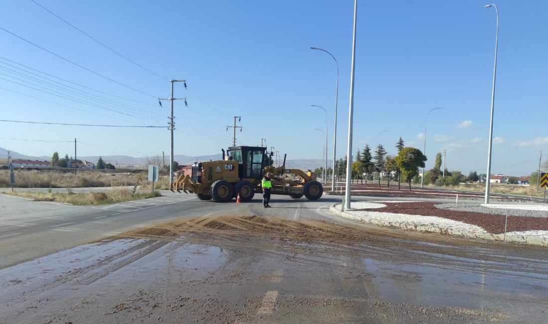 Bolvadin Belediyesi, ilçe çevre yoluna dökülen hayvansal gübre atıklarının trafik