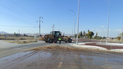 Bolvadin Belediyesi, ilçe çevre yoluna dökülen hayvansal gübre atıklarının trafik