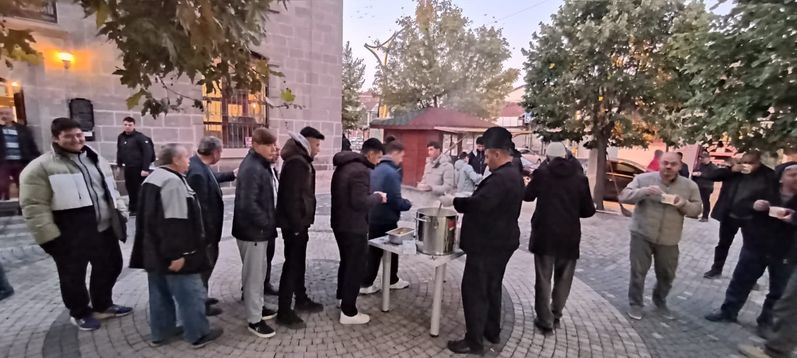 Bolvadin'de gençler sabah namazında buluştu 2 Bolvadin'de gençler sabah namazında buluştu