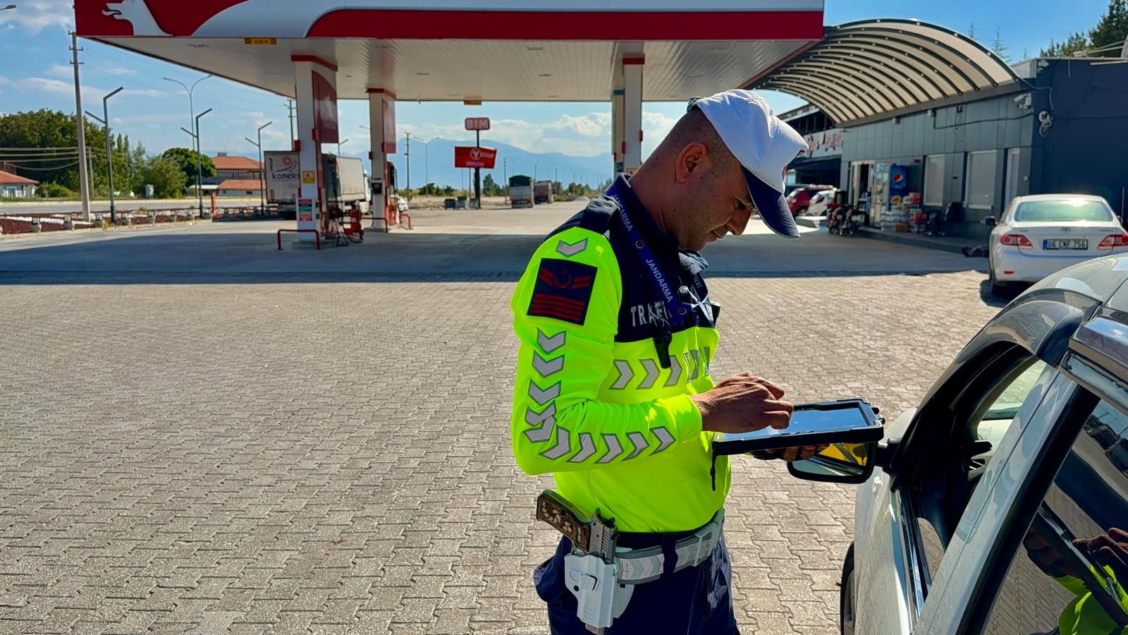 Bolvadin’de jandarma ekipleri trafik denetimlerini arttırdı 2 Bolvadin’de jandarma ekipleri trafik denetimlerini arttırdı