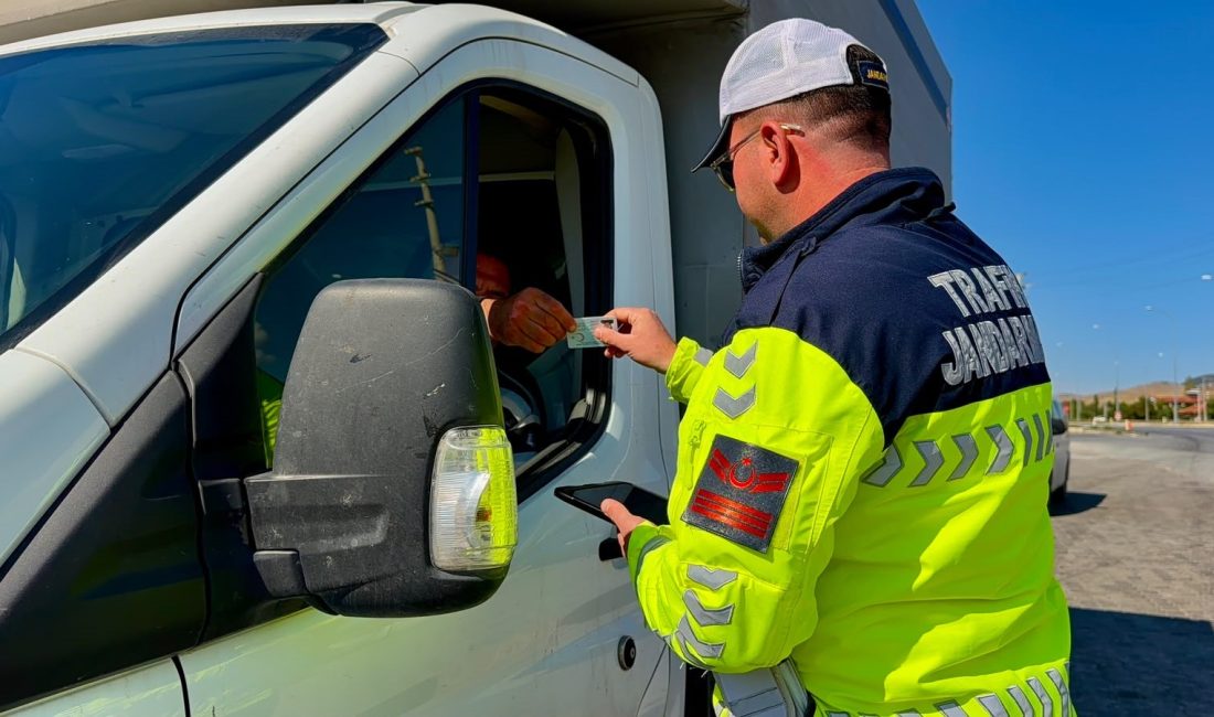 Afyonkarahisar’ın Bolvadin ilçesinde jandarma trafik ekipleri, sorumluluk sahasındaki tüm karayollarında