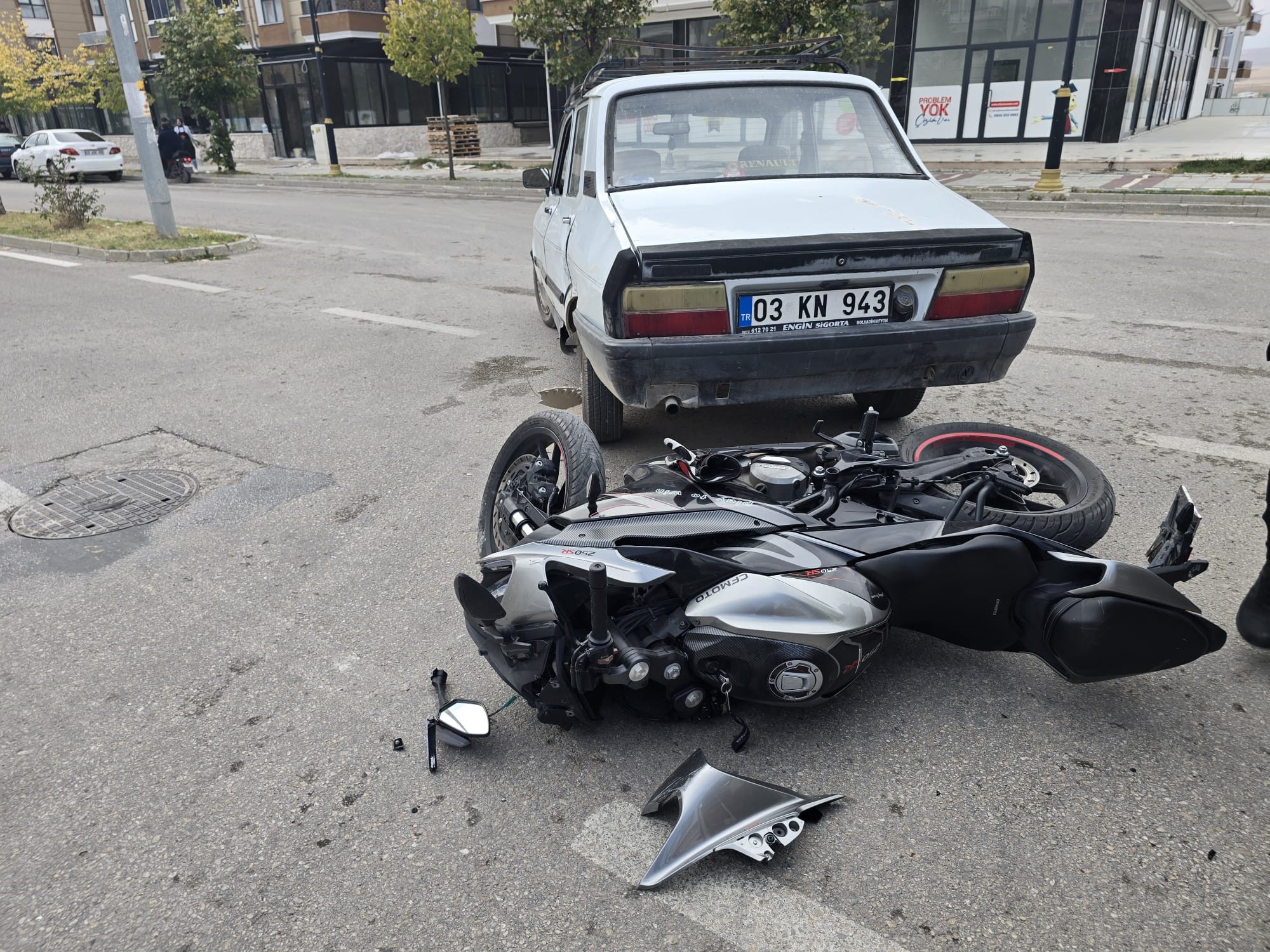 Bolvadin’de otomobille motosiklet çarpıştı