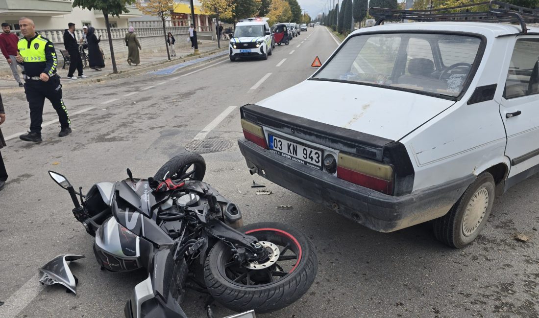 Afyonkarahisar’da meydana gelen trafik kazasında otomobil ile çarpışan motosiklet sürücüsü