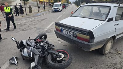 Afyonkarahisar’da meydana gelen trafik kazasında otomobil ile çarpışan motosiklet sürücüsü