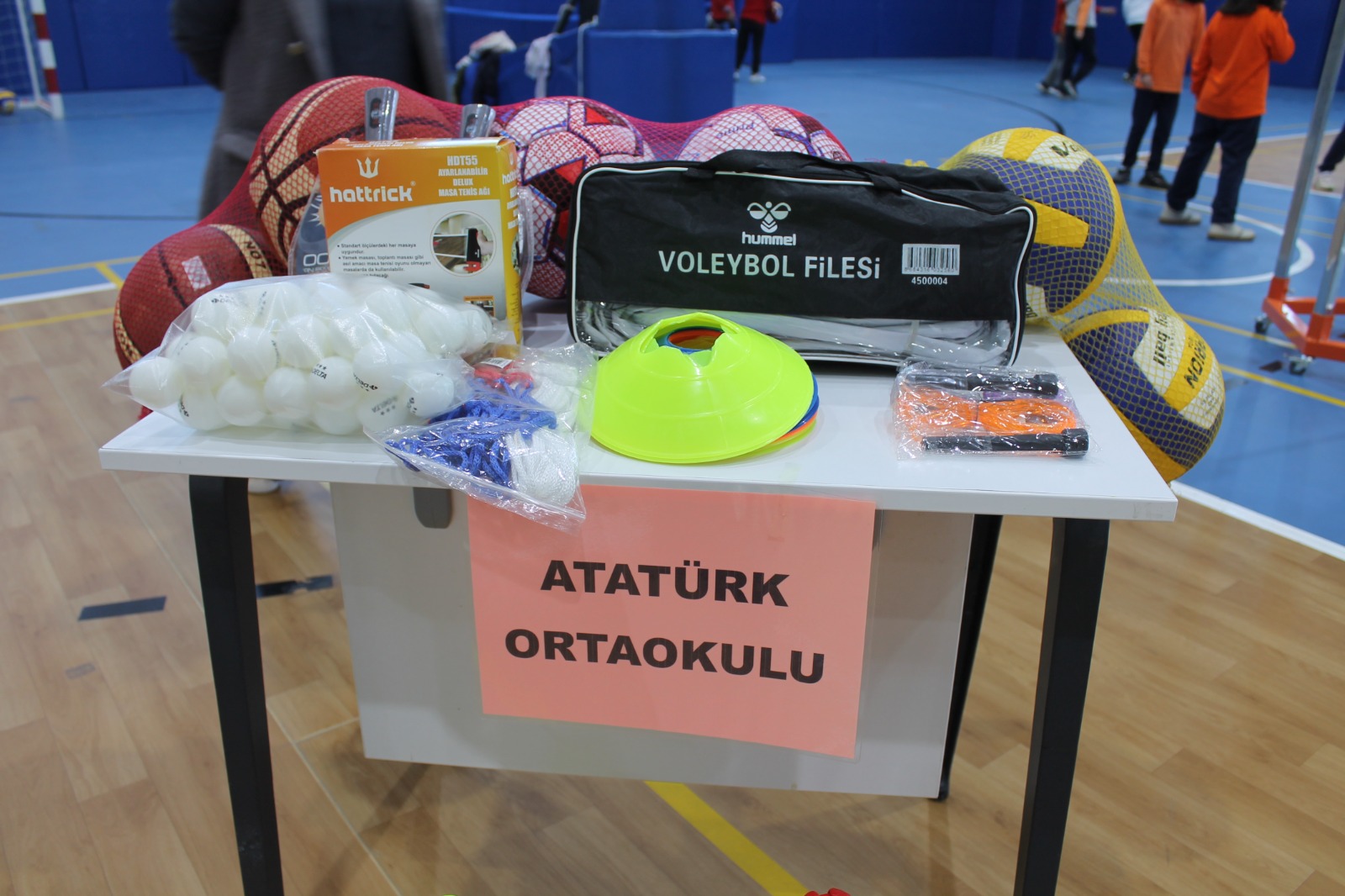 Çay'da okullara spor malzemesi dağıtıldı