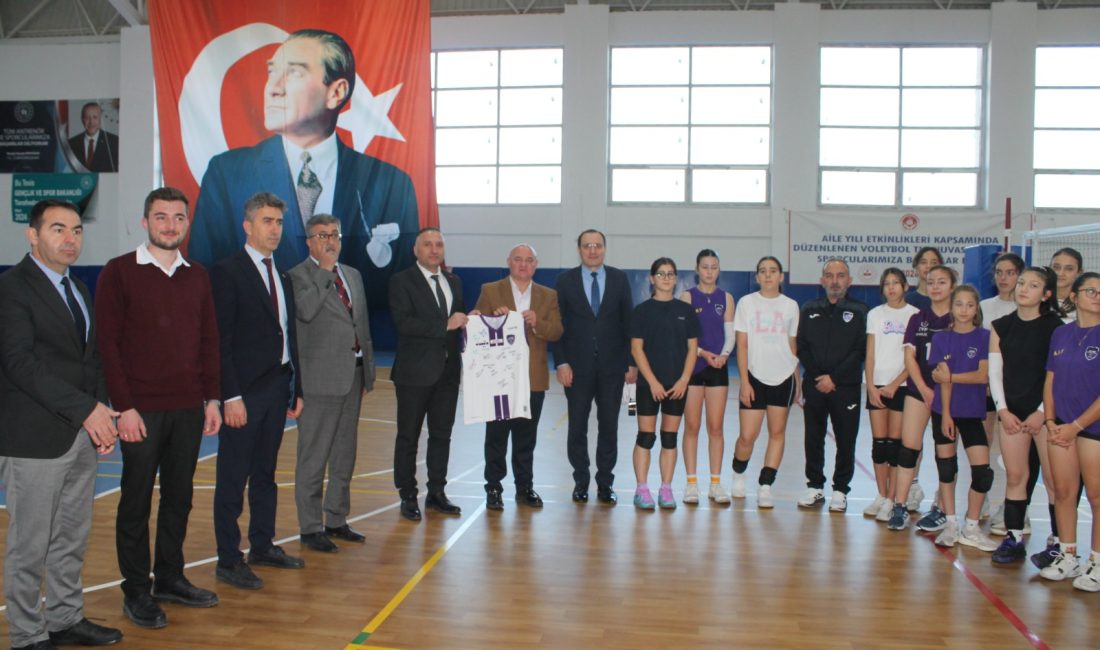 Afyonkarahisar'ın Çay ilçesindeki okullara spor malzemesi dağıtımı yapıldı.