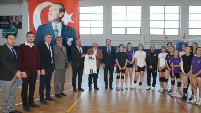 Afyonkarahisar'ın Çay ilçesindeki okullara spor malzemesi dağıtımı yapıldı.