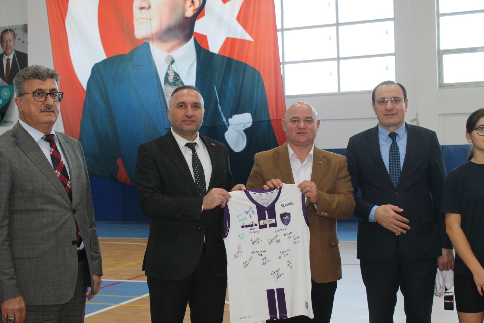 Çay'da okullara spor malzemesi dağıtıldı
