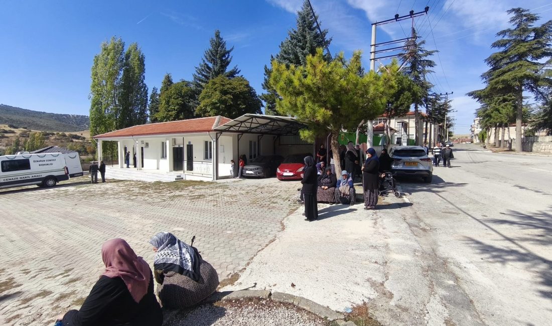 Afyonkarahisar'ın gasilhane yanındaki üstü kapalı alana duyarsız sürücüler tarafından park