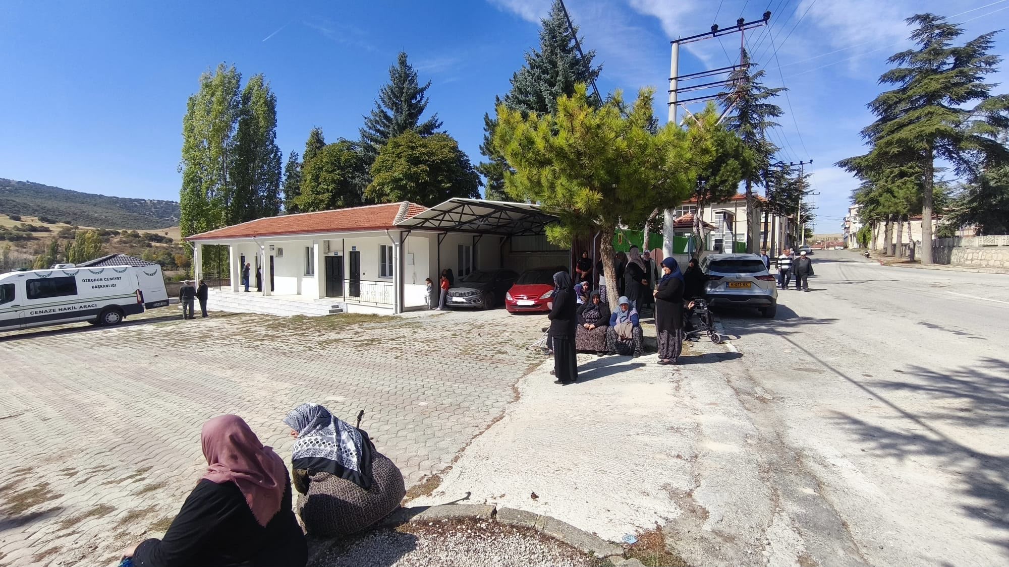 Afyonkarahisar'ın gasilhane yanındaki üstü kapalı alana duyarsız sürücüler tarafından park