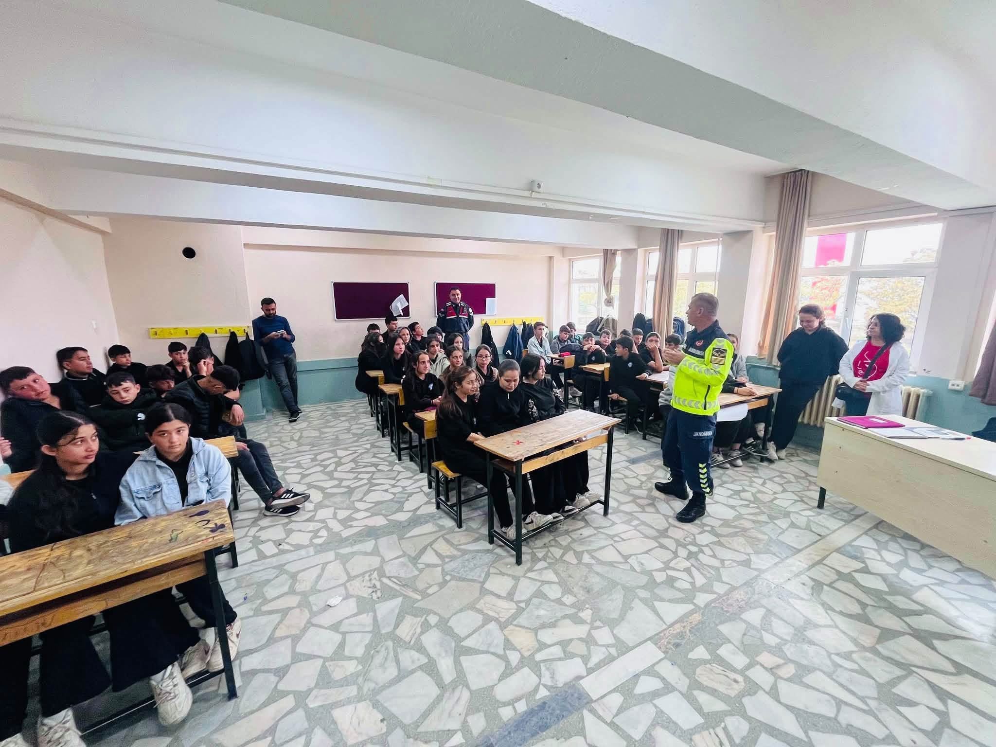 Çobanlar’da "Trafik Dedektifleri Projesi" eğitimi