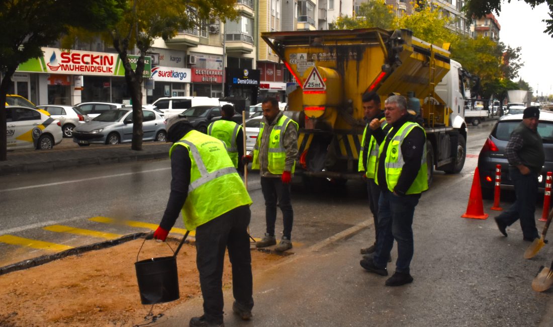Afyonkarahisar Belediyesi, olumsuz hava koşullarına rağmen yol ve kanalizasyon çalışmalarını