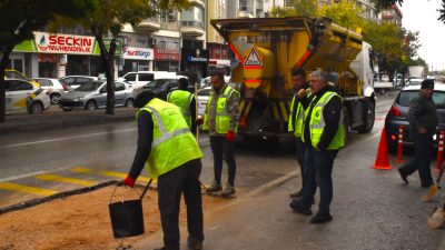 Afyonkarahisar Belediyesi, olumsuz hava koşullarına rağmen yol ve kanalizasyon çalışmalarını