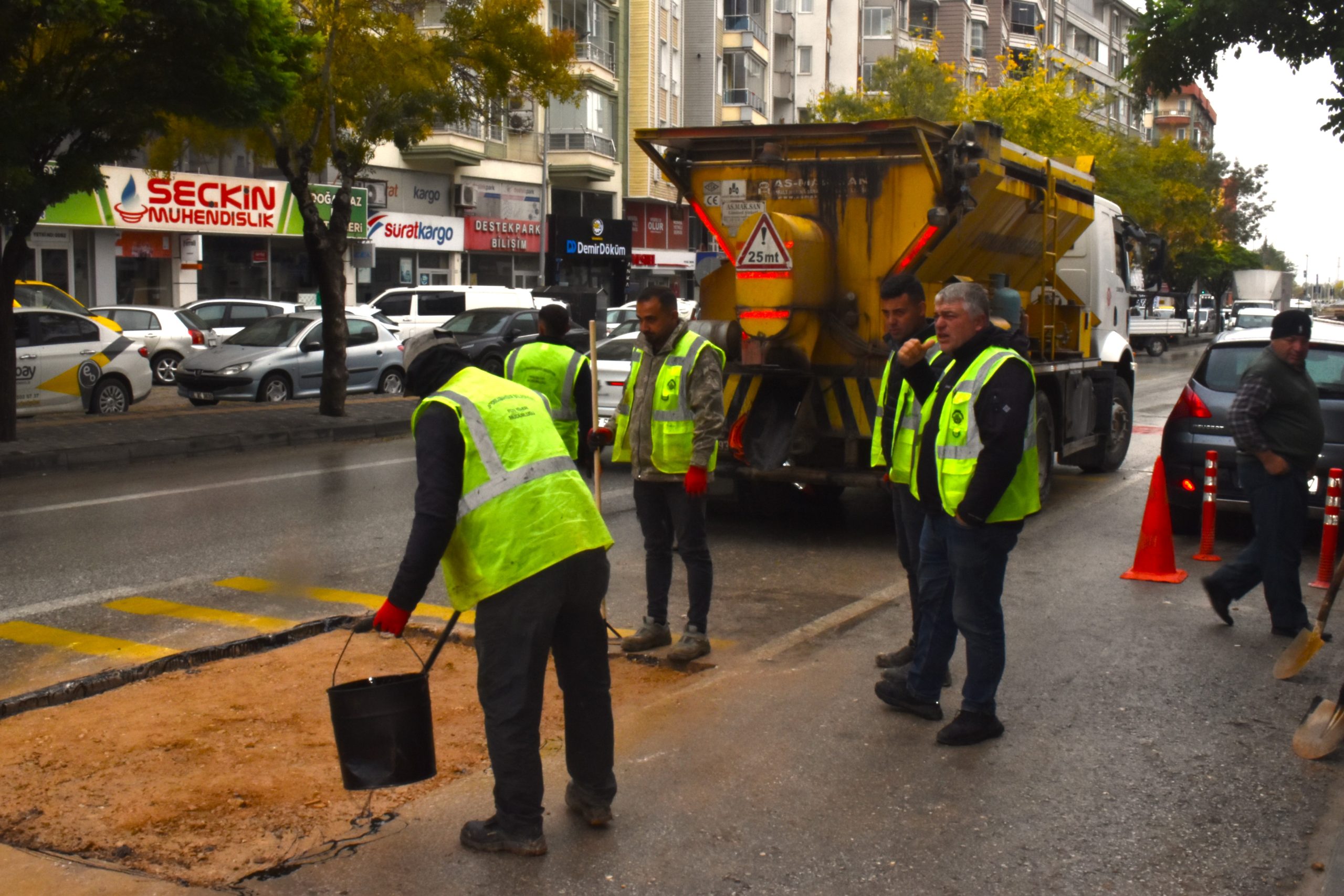 Afyonkarahisar Belediyesi, olumsuz hava koşullarına rağmen yol ve kanalizasyon çalışmalarını