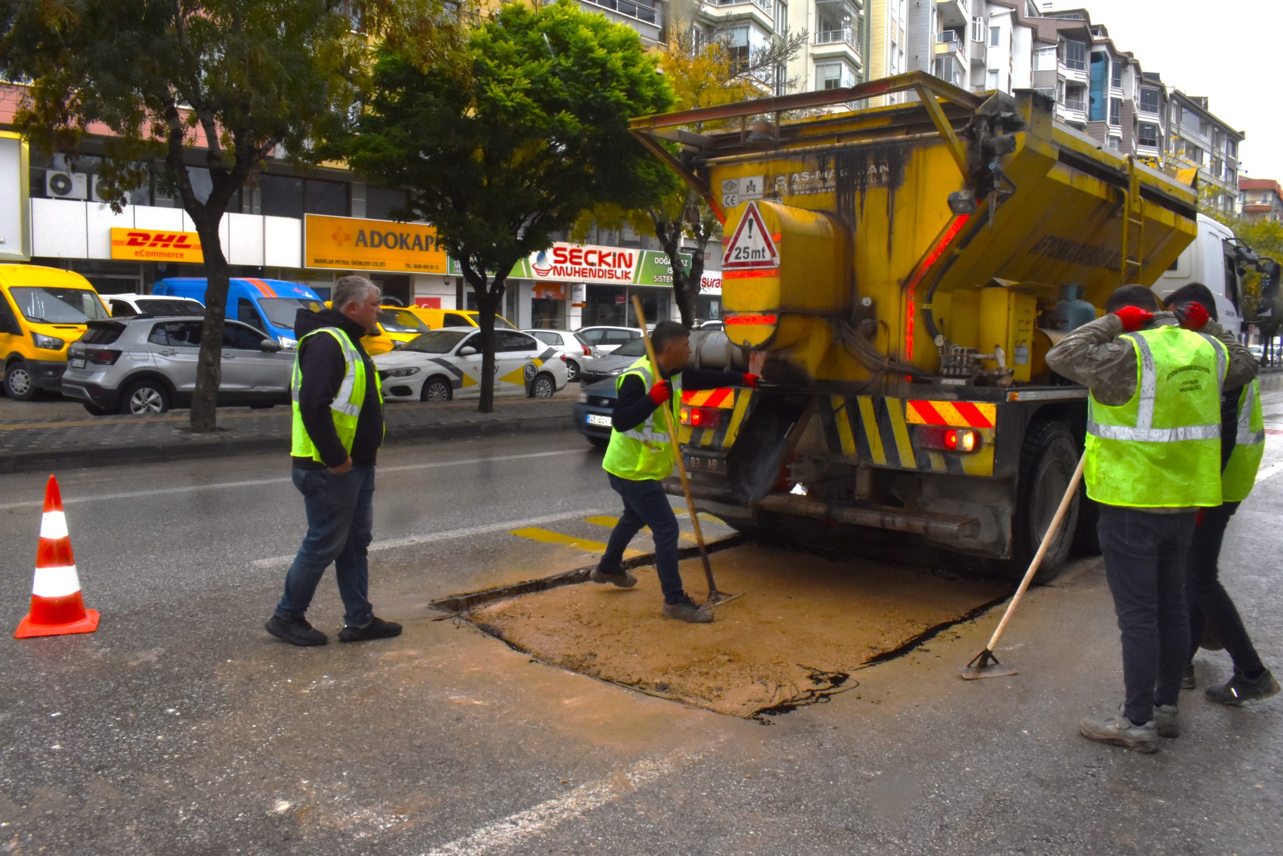 Gazlıgöl Caddesi’nde Yol Yenileme Çalışması 1 Gazlıgöl Caddesi’nde Yol Yenileme Çalışması