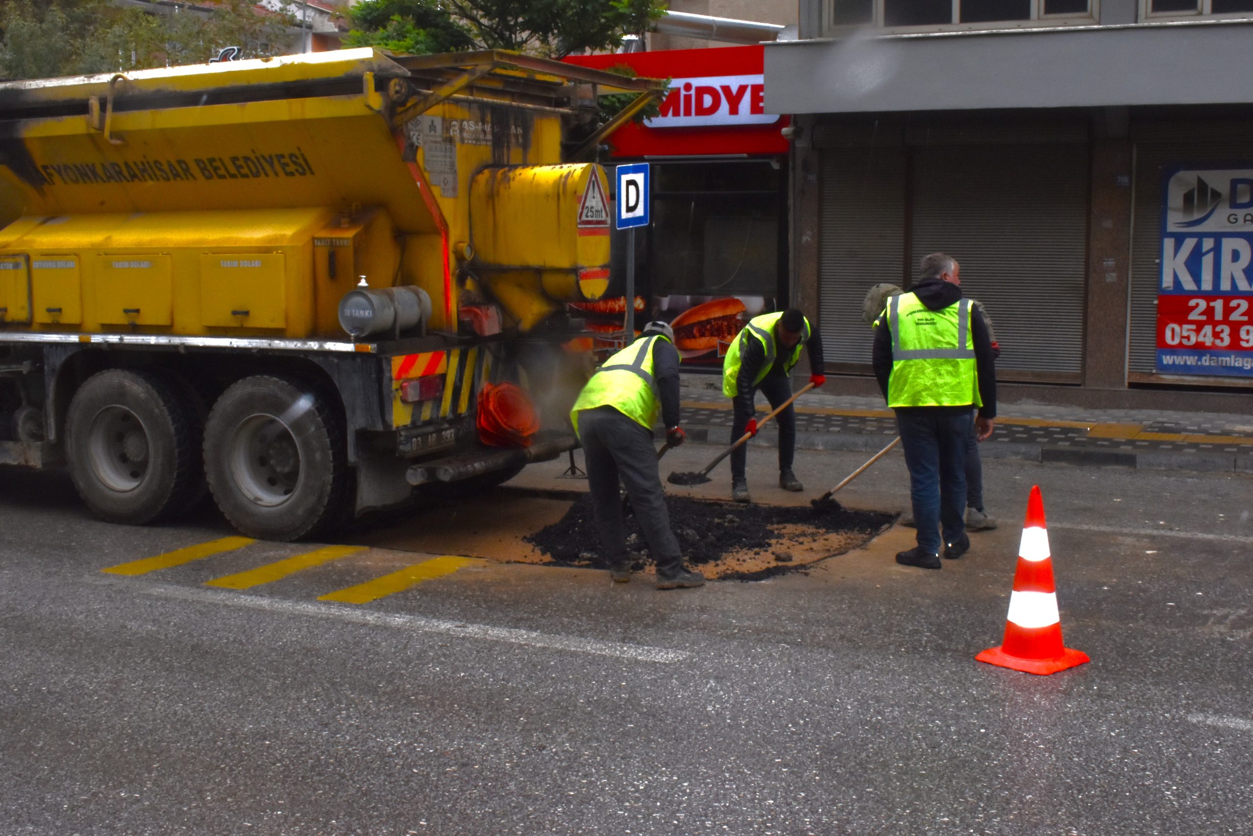 Gazlıgöl Caddesi’nde Yol Yenileme Çalışması 2 Gazlıgöl Caddesi’nde Yol Yenileme Çalışması