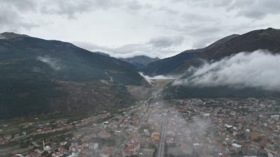 Afyonkarahisar’da sabah saatlerinde etkili olan yoğun sis, kartpostallık manzaralar oluşturdu.