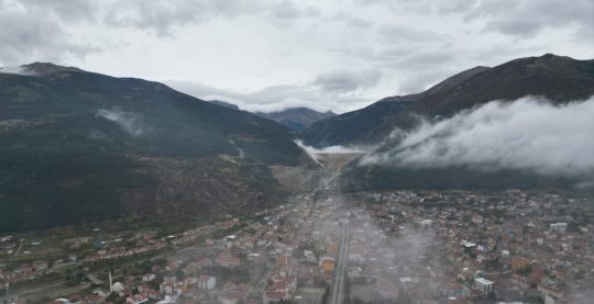 Afyonkarahisar’da sabah saatlerinde etkili olan yoğun sis, kartpostallık manzaralar oluşturdu.