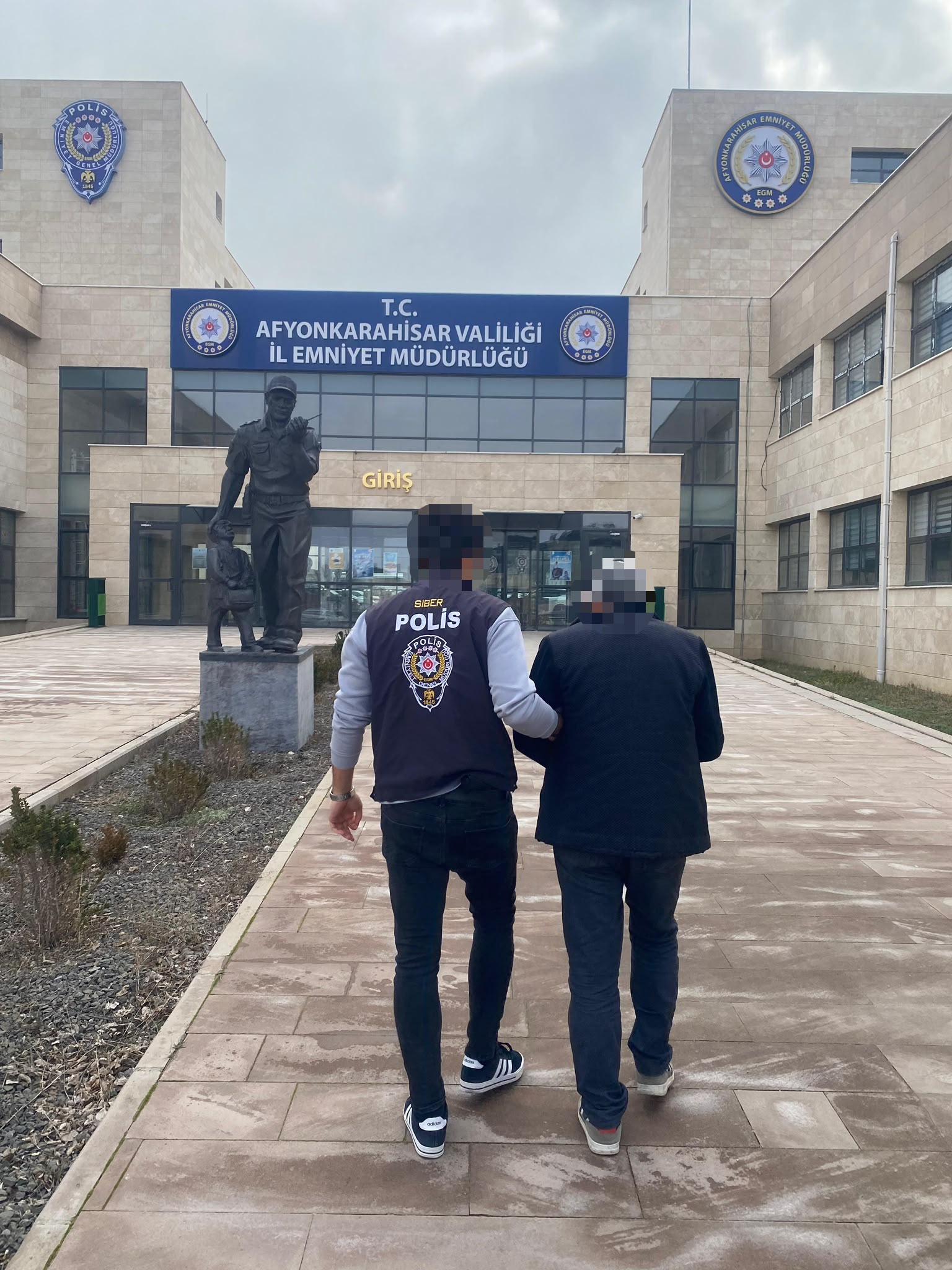 Dolandırıcılık operasyonundaki şüpheli tutuklandı 1 Dolandırıcılık operasyonundaki şüpheli tutuklandı