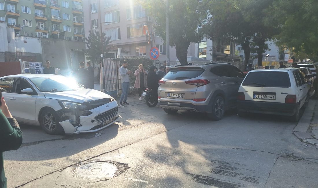 Afyonkarahisar’ın Dumlupınar Mahallesi’nde birden fazla aracın karıştığı trafik kazası meydana