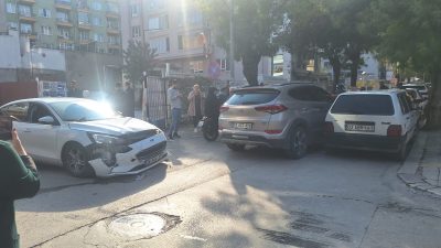 Afyonkarahisar’ın Dumlupınar Mahallesi’nde birden fazla aracın karıştığı trafik kazası meydana