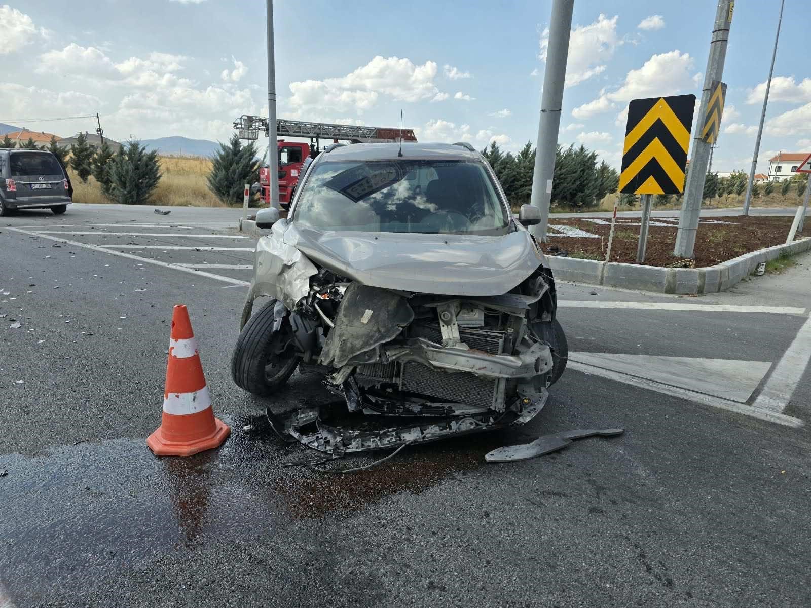 Emirdağ’da hafif ticari araçlar çarpıştı: 1 ölü 2 yaralı