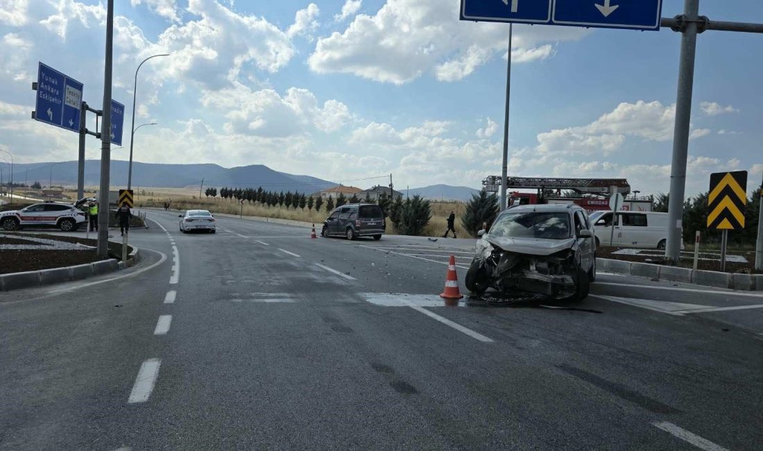 Afyonkarahisar’ın Emirdağ ilçesinde hafif ticari araçların çarpışması sonucu meydana gelen