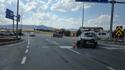 Afyonkarahisar’ın Emirdağ ilçesinde hafif ticari araçların çarpışması sonucu meydana gelen