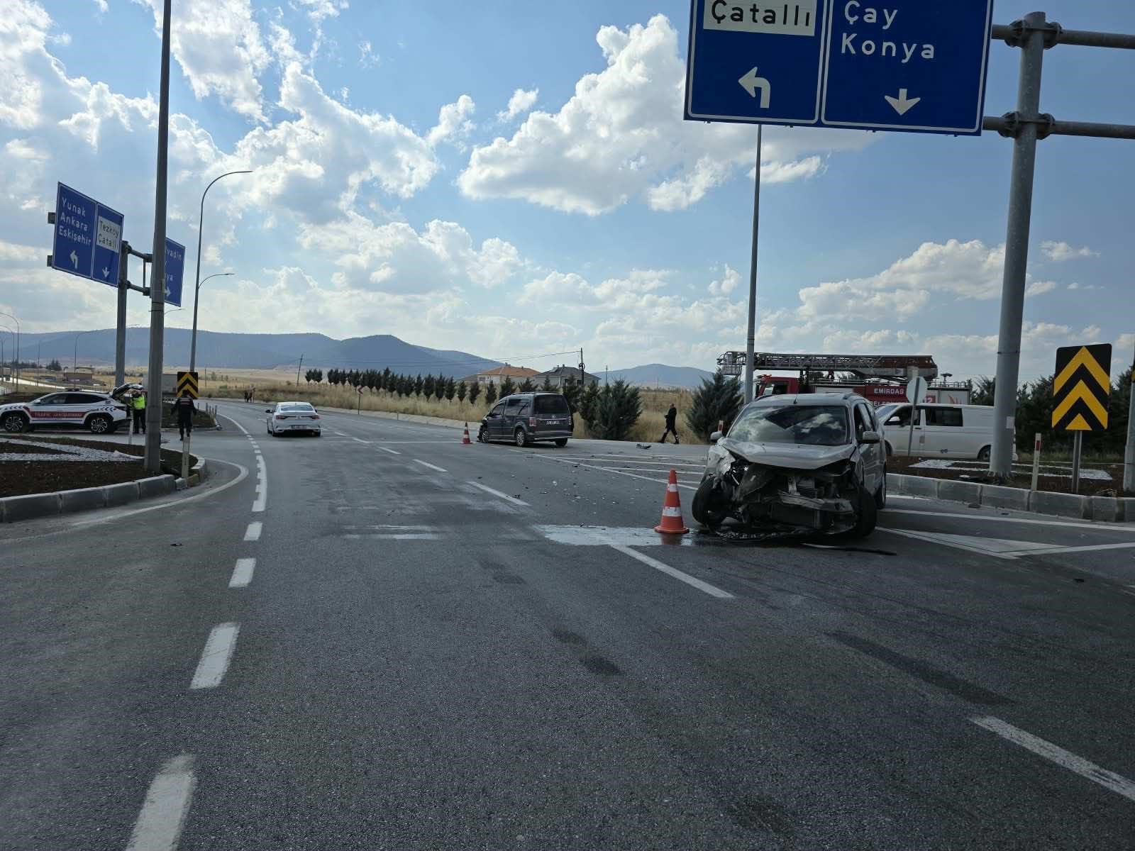 Afyonkarahisar’ın Emirdağ ilçesinde hafif ticari araçların çarpışması sonucu meydana gelen