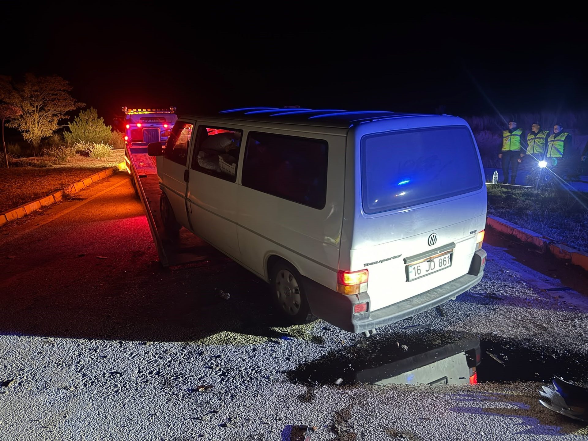Emirdağ’da kamyonet ile tır çarpıştı