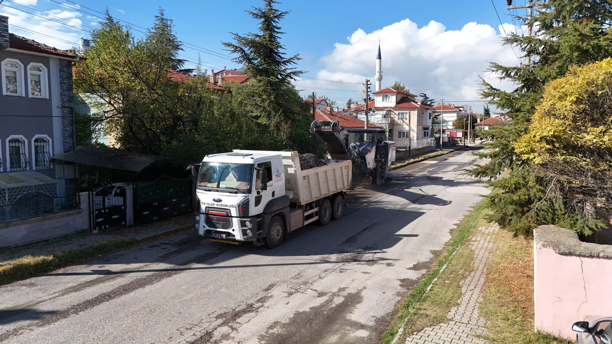Ertuğrul Gazi Caddesi’nde sıcak asfalt çalışmaları başladı