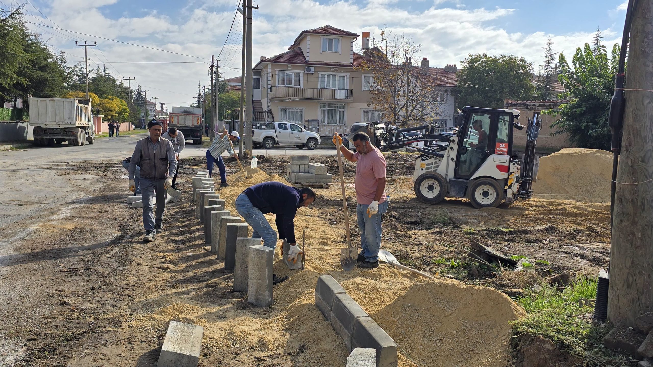 Ertuğrul Gazi Caddesi’nde sıcak asfalt çalışmaları başladı 2 Ertuğrul Gazi Caddesi’nde sıcak asfalt çalışmaları başladı