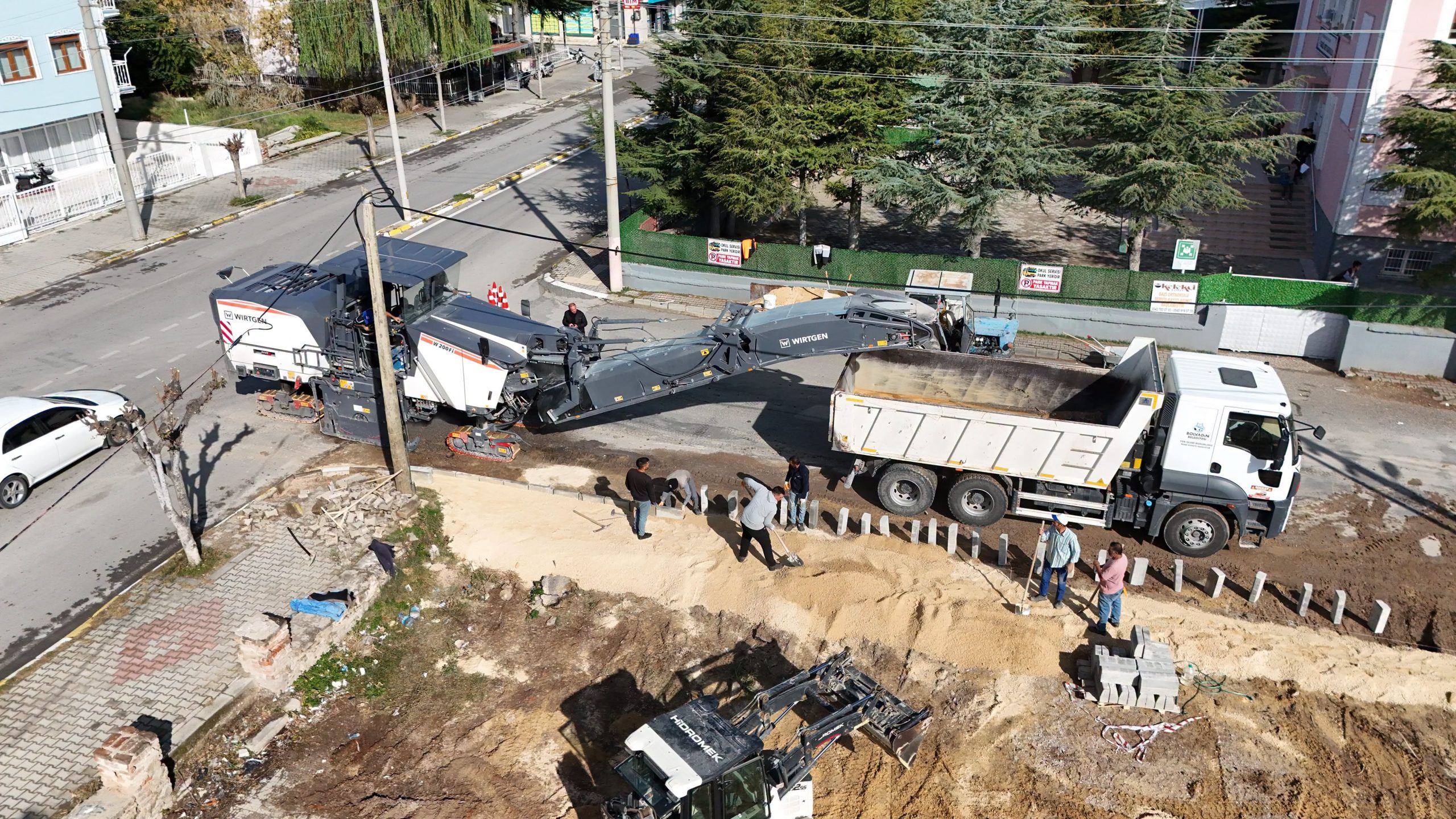 Bolvadin Belediyesi, ilçemizin ihtiyaç duyulan noktalarında yol yapım ve yenileme