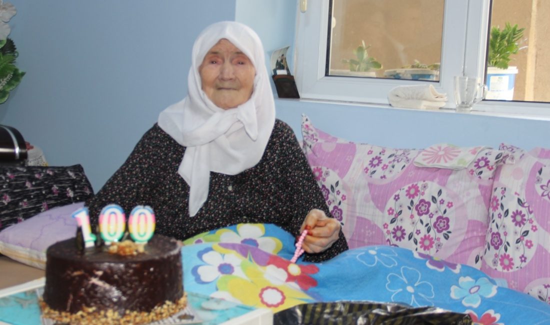 Afyonkarahisar'ın Evciler ilçesinde yaşayan Saliha Ata'nın 100. yaş günü pasta