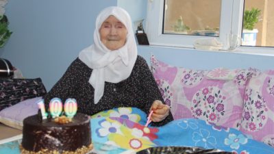 Afyonkarahisar'ın Evciler ilçesinde yaşayan Saliha Ata'nın 100. yaş günü pasta