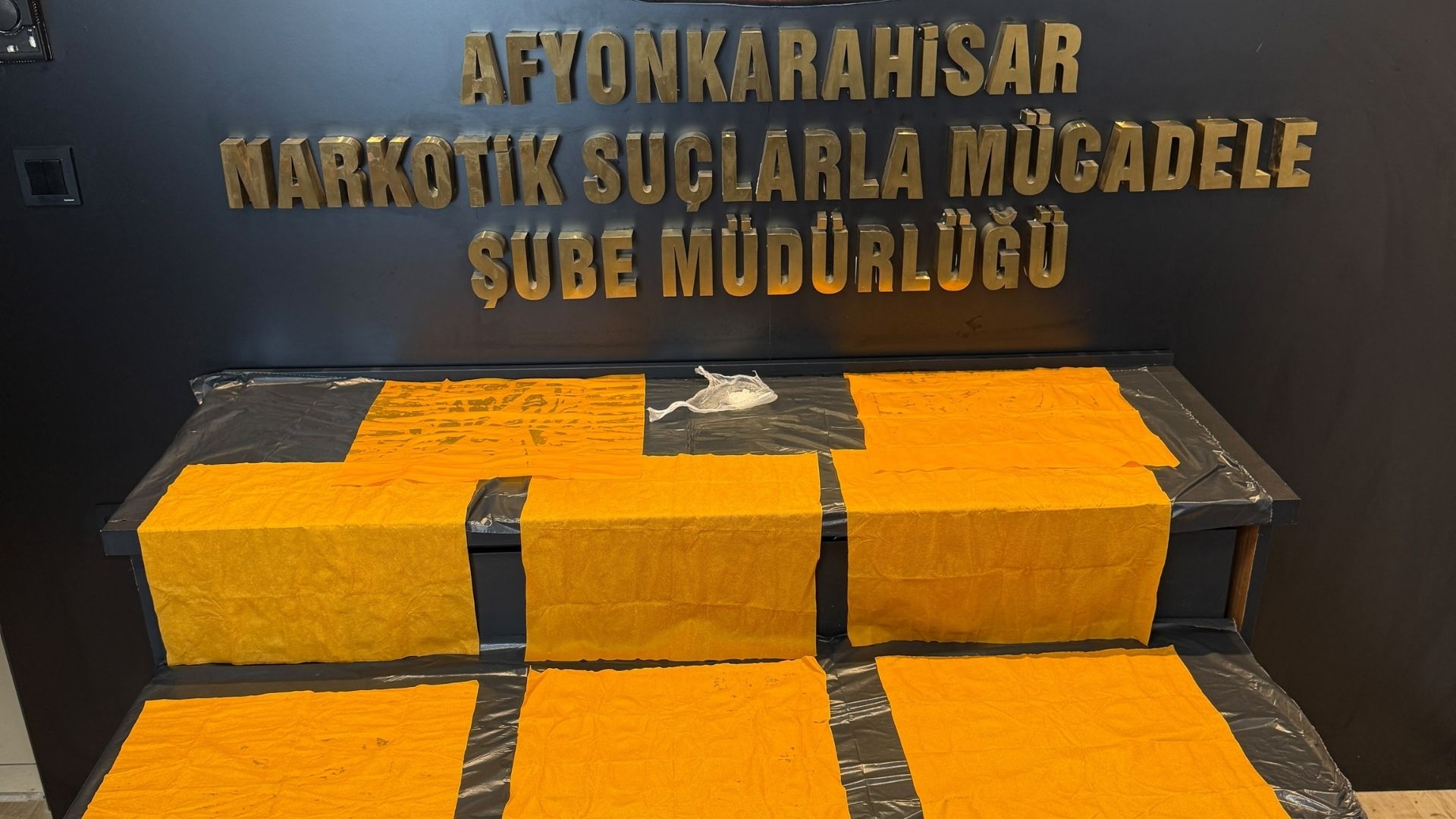 Afyonkarahisar’da polis ekipleri tarafından durdurulan otomobilde yapılan aramada 17 bin